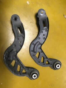 WAHACZ LEWY PRAWY TYŁ GÓRNY INFINITI Q30 7KM