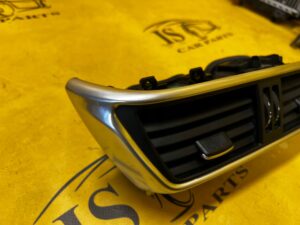 KRATKA NAWIEWU ŚRODKOWA DESKI INFINITI Q30 EUROPA