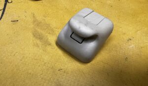 UCHWYT MOCOWANIE OSŁONY PRZECIWSŁONECZNEJ PODSUFITKI FORD FIESTA MK8