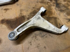 NOWY WAHACZ TYLNY TYŁ LEWY INFINITI Q50