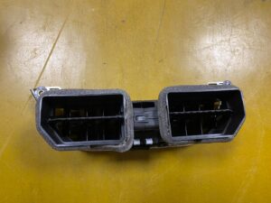 ŚRODKOWA KRATKA NAWIEWU CHROM FORD FIESTA MK8