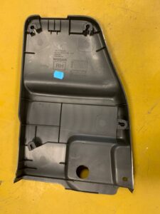 OSŁONA PRAWA DOLNA SŁUPKA NISSAN E-NV200 NV200