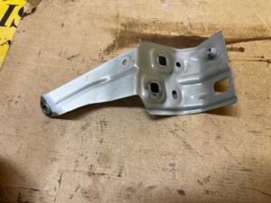 MOCOWANIE WSPORNIK BŁOTNIKA PRZÓD LEWY MERCEDES A A45 AMG W177 BIAŁA PERŁA