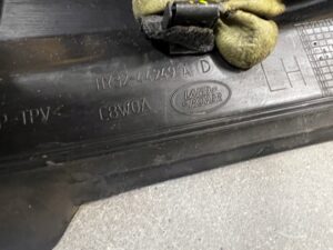 ZAŚLEPKA OSŁONA BOCZEK BAGAŻNIKA KRATKA LEWA LAND ROVER DISCOVERY 5 V L462