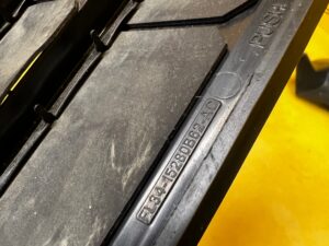 KRATKA WENTYLACYJNA DEKOMPRESYJNA TYŁ FORD EXPLORER MK6