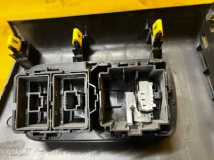 OSŁONA PANEL DESKI KONSOLI LEWA POD KIEROWNICĘ RENAULT KADJAR LIFT