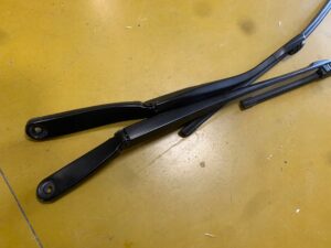 RAMIONA WYCIERACZEK KOMPLET + PIÓRA BMW F10 F06 EU