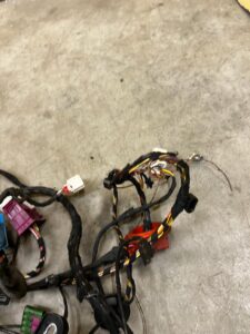 WIĄZKA INSTALACJA OKABLOWANIE SKRZYNKA BEZPIECZNIKÓW MERCEDES C-KLASA W206