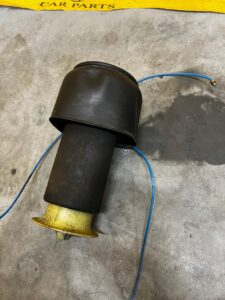 KOMPLET MIECHY MIECH TYŁ TYLNY PNEUMATYCZNY PRAWY LEWY BMW 5 F11