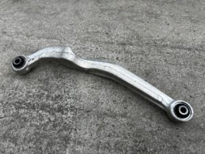 WAHACZ GÓRNY TYŁ TYLNY PRAWY NISSAN X-TRAIL T32