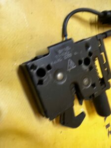 ZAMEK LINKA CIĘGNO MASKI POKRYWY SILNIKA PRZÓD PORSCHE MACAN 95B