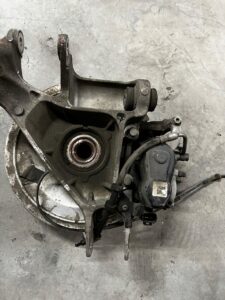 ZWROTNICA PIASTA TARCZA ZACISK TYŁ LEWY LAND ROVER DISCOVERY V L462 2.0 D