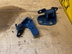 KPL ZAWIASY DRZWI TYŁ LEWY FORD BRONCO 21- AZURE GREY PEARL