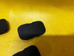 ZAŚLEPKA ŚRUB PODŁOKIETNIKA TUNELU PEUGEOT 3008 II