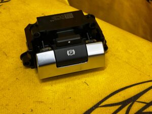 PRZEŁĄCZNIK PRZYCISK HAMULCA RĘCZNEGO LR RANGE ROVER EVOQUE II L551