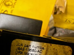 SCHOWEK TUNELU ŚRODKOWEGO DEKOR CUPHOLDER RANGE ROVER VELAR L560