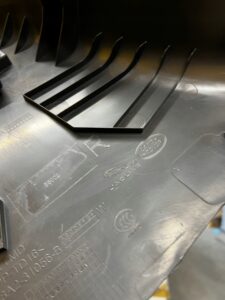 OSŁONA POSZYCIE SŁUPKA ŚRODKOWEGO B PRAWA PRAWE RANGE ROVER VELAR L560