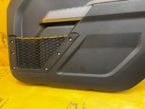 TAPICERKA BOCZEK DRZWI PRZÓD PRAWY 4 DRZWI FORD BRONCO 21-