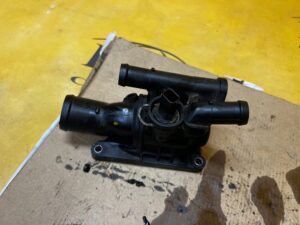 OBUDOWA TERMOSTATU RENAULT DACIA NISSAN MERCEDES 1.5 BLUE DCI