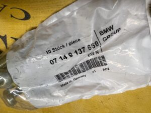 16 X ŚRUBA MOCOWANIA KANAPY TYŁ M10X24 BMW X5 E70 F15 X6 E71 F16 NOWA OEM