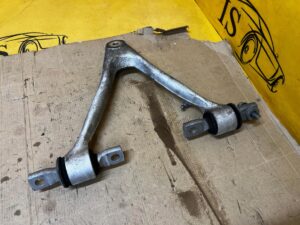 WAHACZ PRZÓD PRZEDNI PRAWY GÓRNY CHEVROLET CORVETTE C5 97-04