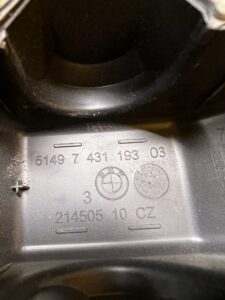 OSŁONA ZAWIASU KLAPY BAGAŻNIKA LEWA BMW SERIA 5 G30 F90 M5