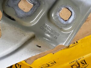 MOCOWANIE WSPORNIK BŁOTNIKA PRZÓD PRAWY MERCEDES A A45 AMG W177 BIAŁA PERŁA