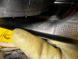 TRÓJKĄT OSŁONA PLASTIK ZAŚLEPKA LUSTERKA LEWEGO BMW 5 G30