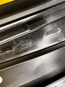 LISTWA POSZYCIE OSŁONA SŁUPKA ŚRODKOWEGO B PRAWA PRAWY MERCEDES CLS W218