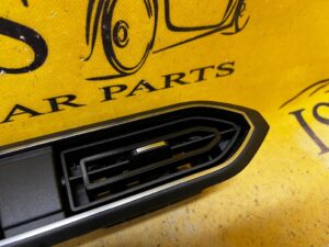 KRATKA NAWIEWU ŚRODKOWA DESKI KONSOLI PRZÓD PRZEDNIA DACIA SANDERO III