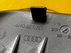 OSŁONA PROWADNIK PASA LEWY AUDI A8 D5 4N