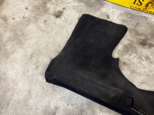 DYWAN WYKŁADZINA FOTELI ZA FOTELAMI TYŁ CHEVROLET CORVETTE C5 97-04