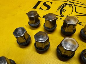 KOMPLET NAKRĘTKI ŚRUBY KÓŁ RANGE ROVER VELAR L560