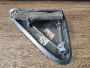 OSŁONA ZAŚLEPKA TRÓJKĄT BŁOTNIKA PRZÓD PRAWY DACIA SANDERO III