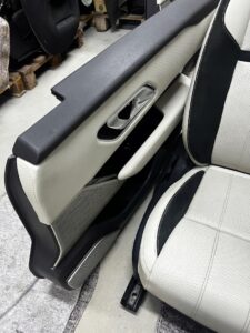 KOMPLET FOTELE WNĘTRZE KANAPA BOCZKI JASNA SKÓRA RANGE ROVER VELAR L560 EU