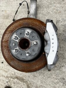 ZWROTNICA ZACISK TARCZA HAMULCOWA PRZÓD LEWY TESLA MODEL 3 PRZEDLIFT RWD