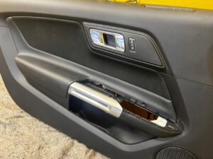 BOCZEK TAPICERKA DRZWI LEWY PRZÓD FORD MUSTANG VI 2017R USA