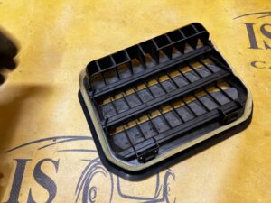 KRATKA WENTYLACYJNA DEKOMPRESYJNA TYŁ FORD FIESTA MK8