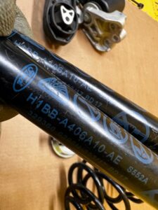 KOMPLET SIŁOWNIKI TELESKOPY KLAPY TYŁ BAGAŻNIKA FORD FIESTA MK8