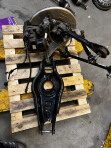 ZWROTNICA TYŁ KOMPLETNA ZACISK LEWA TESLA MODEL 3 2WD