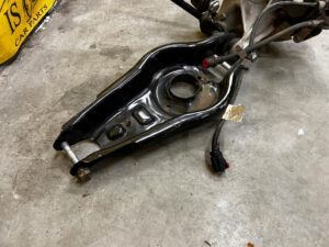 ZWROTNICA TYŁ KOMPLETNA ZACISK PRAWA TESLA MODEL 3 2WD