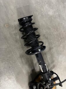 NOGA ZWROTNICA AMORTYZATOR PRZÓD PRAWY PEUGEOT 2008 II 1.5 BLUE HDI