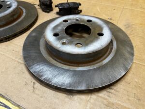 KOMPLET TARCZE KLOCKI HAMULCOWE PRZÓD TYŁ NISSAN QASHQAI III J12 1.5 B