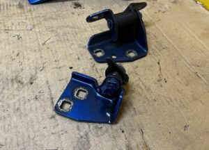 KPL ZAWIASY DRZWI PRZÓD LEWY FORD BRONCO 21- VELOCITY BLUE PEARL METALIC