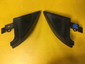 PRAWY TRÓJKĄT OSŁONA LUSTERKA GŁOŚNIK INFINITI Q30