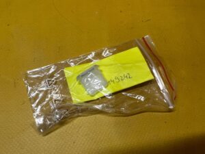 SPINKA MOCOWANIE BOCZKA DRZWI PRZÓD BMW X5 E53 NOWA OEM