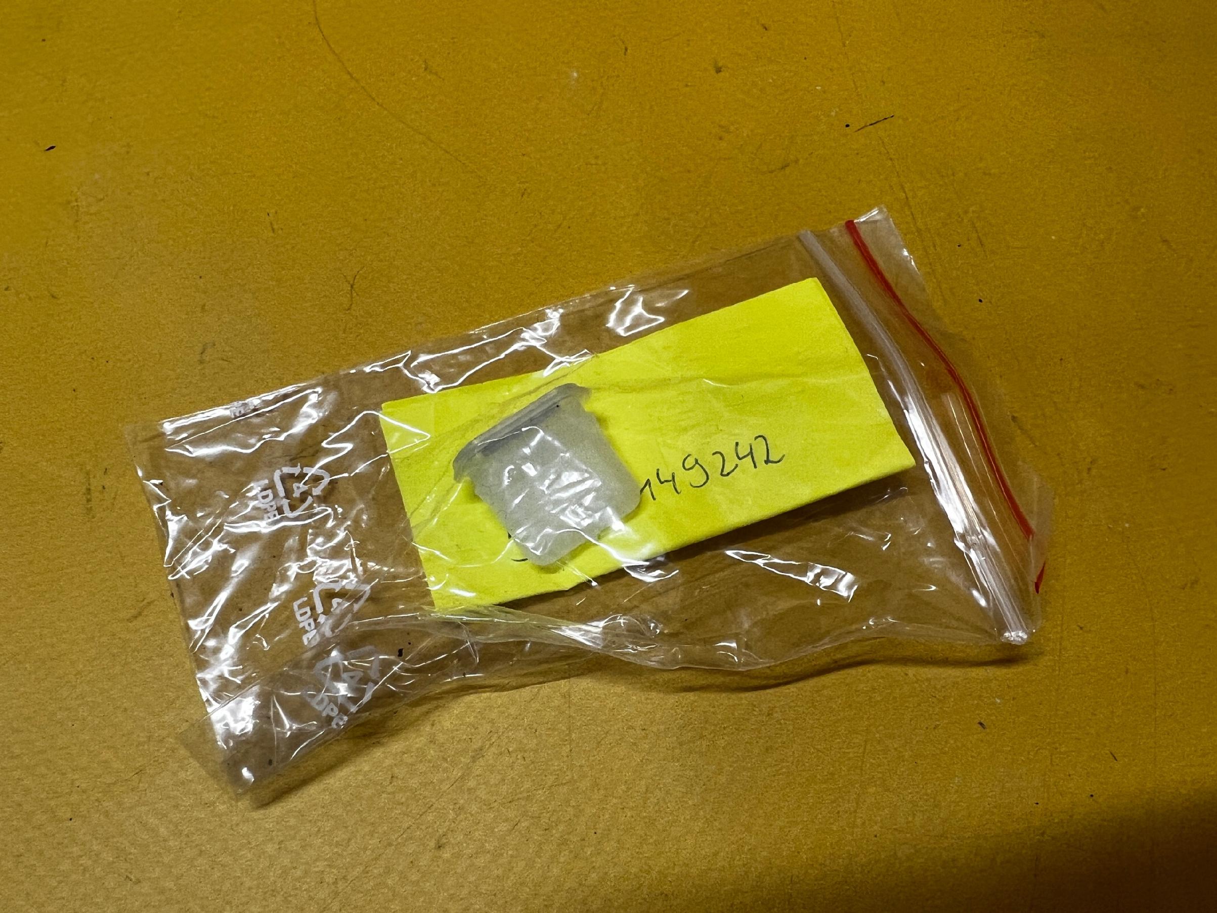 SPINKA MOCOWANIE BOCZKA DRZWI PRZÓD BMW X5 E53 NOWA OEM