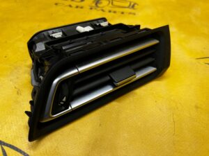 KRATKA NAWIEWU PRZÓD ZEWNĘTRZNA PRAWY PRAWA PEUGEOT 308 II T9 EU