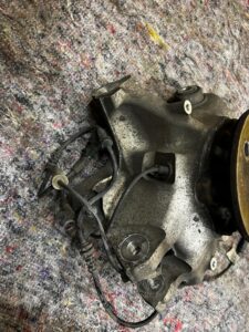 ZWROTNICA PIASTA TYŁ LEWY BMW M5 F90 4.4 V8