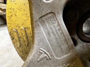 ZWROTNICA TYŁ KOMPLETNA ZACISK PRAWA TESLA MODEL 3 2WD